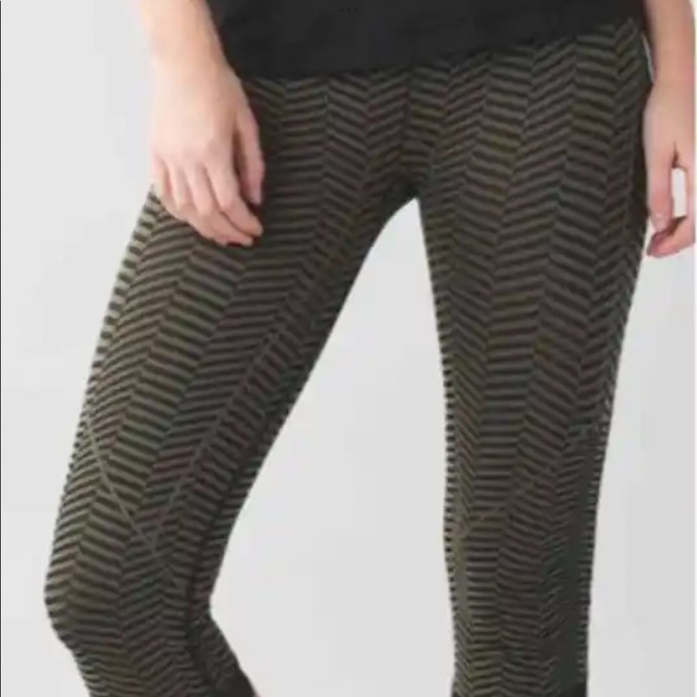 Lululemon in the flow crop rushed sides seamless black & purple stripes size 4
